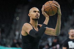 连珠炮！文班和福克斯相继三分穿针 马刺领先11分打停活塞 配图