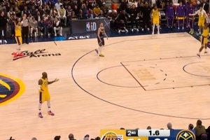 太难了！詹姆斯对抗防守转身失衡强投命中后倒地 裁判没有表示 配图