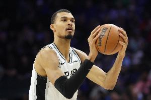 文班亚马单场砍至少38分16板5帽且进4+三分 NBA历史首人 配图