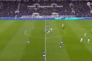 简单粗暴！TA谈埃弗顿另类开球战术：将球挑起+凌空抽向对方半场 配图