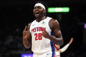 打得很努力！斯图尔特半场5中2拿下12分3板1助1断 罚球8中7 配图