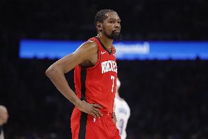 KD:现在还不是考虑季后赛的时候 生活的本质就是专注于当下 配图