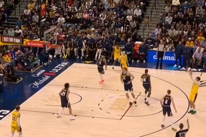 偏得离谱！拉拉维亚弧顶大空位三分三不沾出界 目前4中0未得分 配图