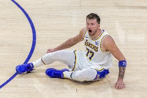 077差1T停赛！韩乔生：独行侠时期抱怨裁判老毛病 到湖人依旧没改 配图