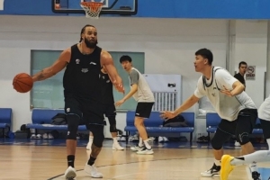 期待首秀!麦基晒训练照:首次与北京男篮合练 激情满满 配图