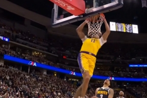 一飞冲天！斯玛特抢断反击送抛传 海斯起飞双手空接暴扣 配图