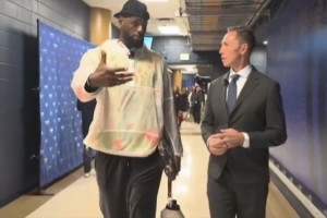 詹姆斯:希望能延续3连胜的势头 保持高水平防守继续加快节奏 配图