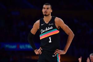 解说：文班面对所有MVP主要竞争对手都打出了优势 还是很有机会的 配图