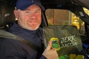 给小老弟宣传下!太阳报:鲁尼到林加德的餐厅打包,微笑竖大拇指 配图