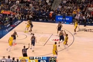 突然就开了！斯玛特外线连中两记三分球缩小分差 配图