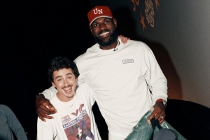 查拉梅：詹姆斯的高中纪录片对我影响巨大 我在表演中实现了梦想 配图