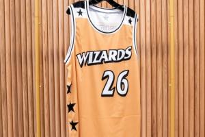 复刻赠礼!奇才将为今晚的10000名球迷送出00年代的复古金色球衣 配图