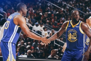 没毛病!勇士官方发布赢球海报:封面为追梦和霍福德击掌瞬间 配图