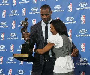 詹姆斯：母亲生我时只有16岁 我从小就立志要改变我和母亲的命运 配图