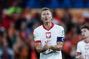 波兰主帅：莱万将佩戴防护面具出战世预赛附加赛，相信他不受影响 配图