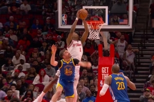 空中作业！申京送抛传 阿门力压斯潘塞双手隔扣 配图