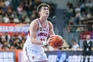 媒体人：郭艾伦的合同将到期 他肯定是不希望就这样结束职业生涯 配图