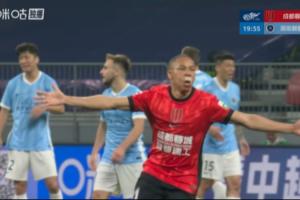 韦林顿·席尔瓦面部被肘击出血，鼻子下面贴了个创可贴 配图