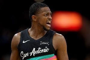 率先发力！福克斯首节9中6砍下16分 三分5中3 配图