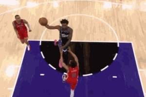 空中漫步！蒙克反击一条龙潇洒大回环上篮得分 配图