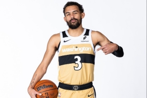 欢迎回来！吹杨奇才首秀 首节出战不到8分钟拿到2分1板2助 配图