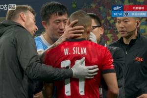 姜至鹏被直红罚下后，主动向出血的韦林顿表示关切和歉意 配图