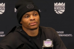 罕见动怒！威少正面硬刚记者：你了解我吗？对我们的打法有意见吗 配图