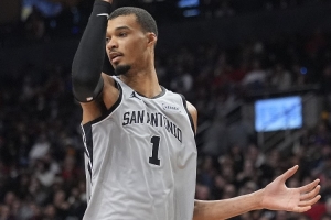 被盯上了！斯图尔特：文班个子高&要冲击他的胸部 这是其弱点 配图