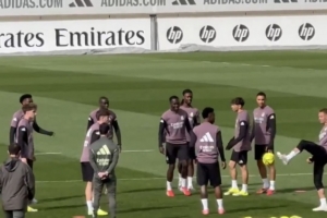 记者：卡马文加现身皇马备战塞尔塔赛前训练，此前因牙疼缺席比赛 配图