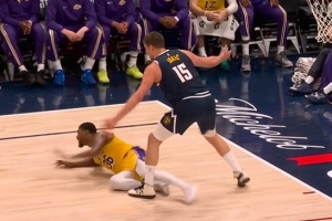 玩老鹰捉小鸡呢？斯玛特先犯规 随后卡位造成约基奇犯规 配图