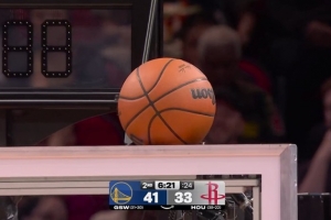 一塌糊涂！伊森空位三分打铁 球甚至弹到计时器上 配图