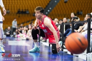 伤情报告：郭艾伦伤病位置为左膝前交叉韧带 将制定后续康复方案 配图