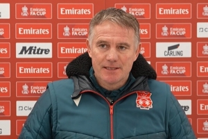 雷克瑟姆主帅:切尔西是世俱杯冠军,我们要在主场拿出最佳表现 配图