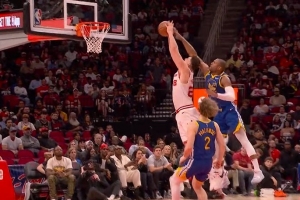 电光石火！追梦分球被杜兰特抢断 申京快下上篮被霍福德追防血帽 配图