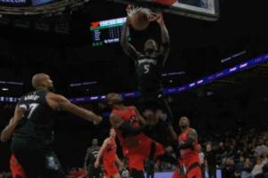 太生猛了！爱德华兹双手隔扣巴雷特手都扣疼了 这手臂太壮了啊！ 配图