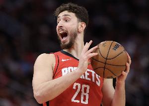 媒体人：申京明明有能力打好比赛 但有一大部分比赛就是吊儿郎当 配图