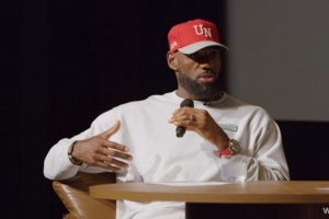 詹姆斯谈决定1：在骑士我实现了个人目标 而团队的最大成功是夺冠 配图