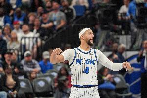 风云突变！萨格斯飙中三分后助攻小卡特扣篮 魔术迅速完成反超 配图