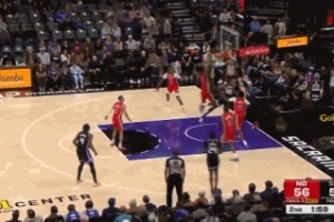 南村群童欺我老无力！威少单挑米西上篮被后者钉板大帽 配图