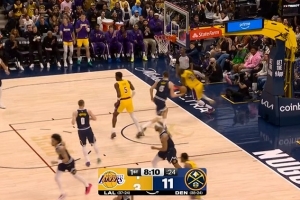 还差一球追平天勾！詹姆斯切入接球上篮得分 配图