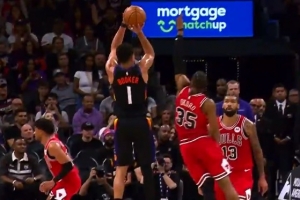 还有悬念！布克借掩护高难度追身干拔三分 太阳追到只差1分！ 配图