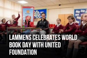 曼联门将拉门斯参加俱乐部基金会组织的世界读书日活动 配图