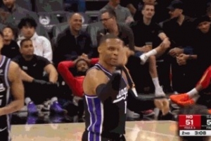 放我是吧？威少弧顶接球命中打板三分球 兴奋庆祝 配图