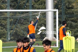 鲁媒报泰山赛前官训：王大雷脏辫新造型吸睛、五外援均现身训练场 配图