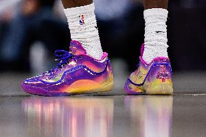 历史进球王!詹姆斯今日上脚23代PE“15838+” 特别版战靴 配图