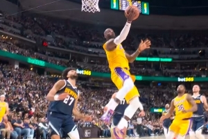 掌控进攻！詹姆斯连续冲筐得分&造杀伤 助攻海斯吃饼暴扣 配图