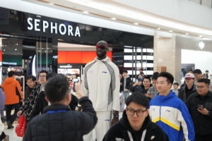 这是机翻吗?法尔晒活动照并配文:高大的龙 配图