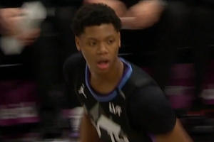 生涯新高！贝利空切双手轻扣空篮 个人已砍下26分！ 配图