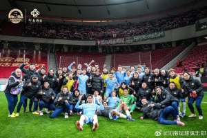 河南俱乐部彩陶坊2-1上海海港 钟义浩闪击、迈达纳建功 配图