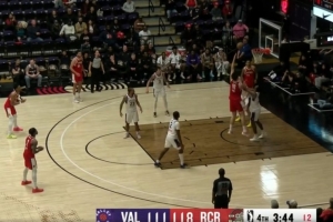 闲庭信步！杨瀚森篮下单打 连续转身勾手轻松命中 配图